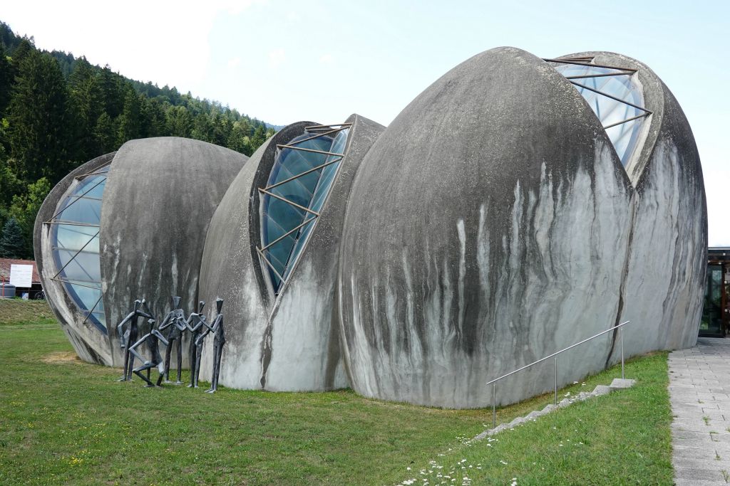 Nous quittons la vallée du Rhin antérieur et allons plein sud . Ici, à Cazis, un temple à l'architecture contemporaine